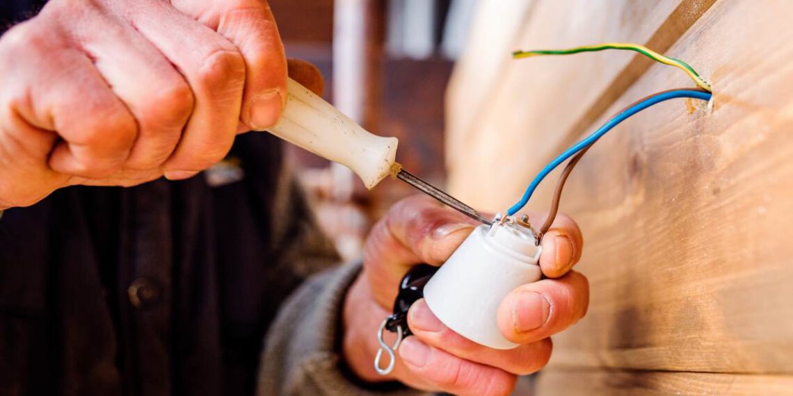 profesjonalny elektryk w trakcie pracy