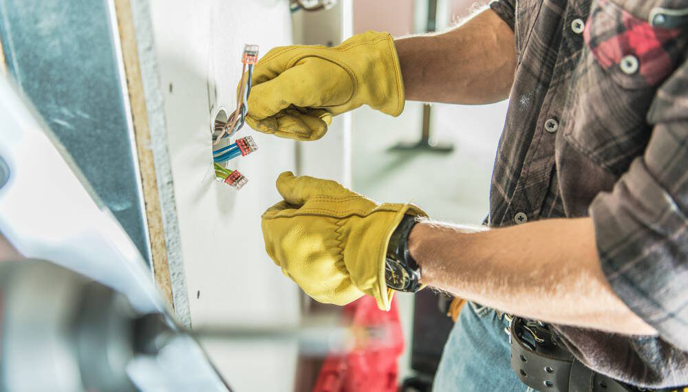 Czym zajmuje się pomocnik elektryka