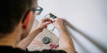 Czy elektryk może pracować samodzielnie?