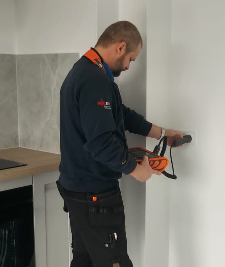 Elektryk Piotr Zielonka podczas pracy